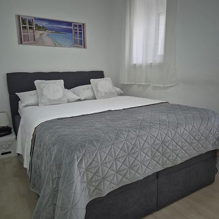 Room Near The Center Split Exterior foto