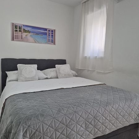 Room Near The Center Split Exterior foto