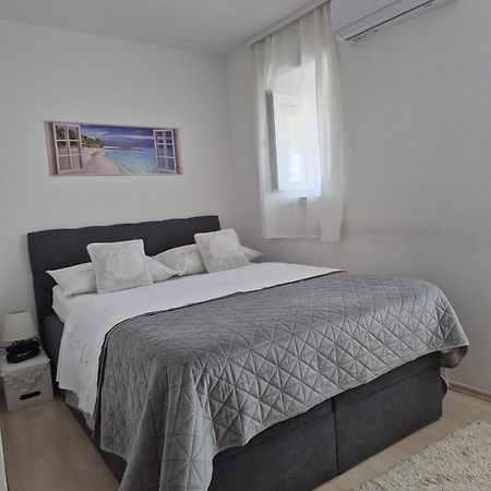 Room Near The Center Split Exterior foto