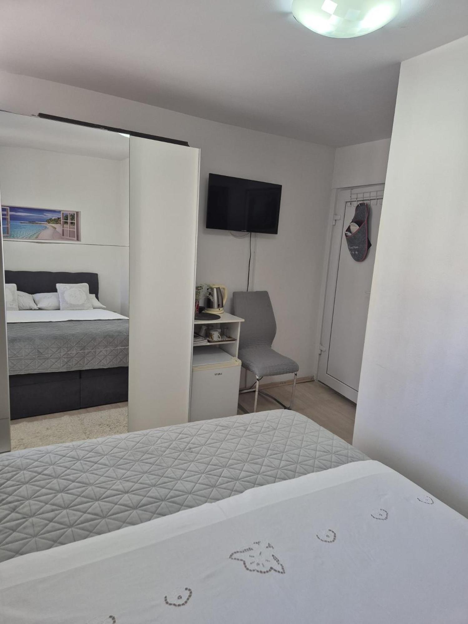 Room Near The Center Split Exterior foto