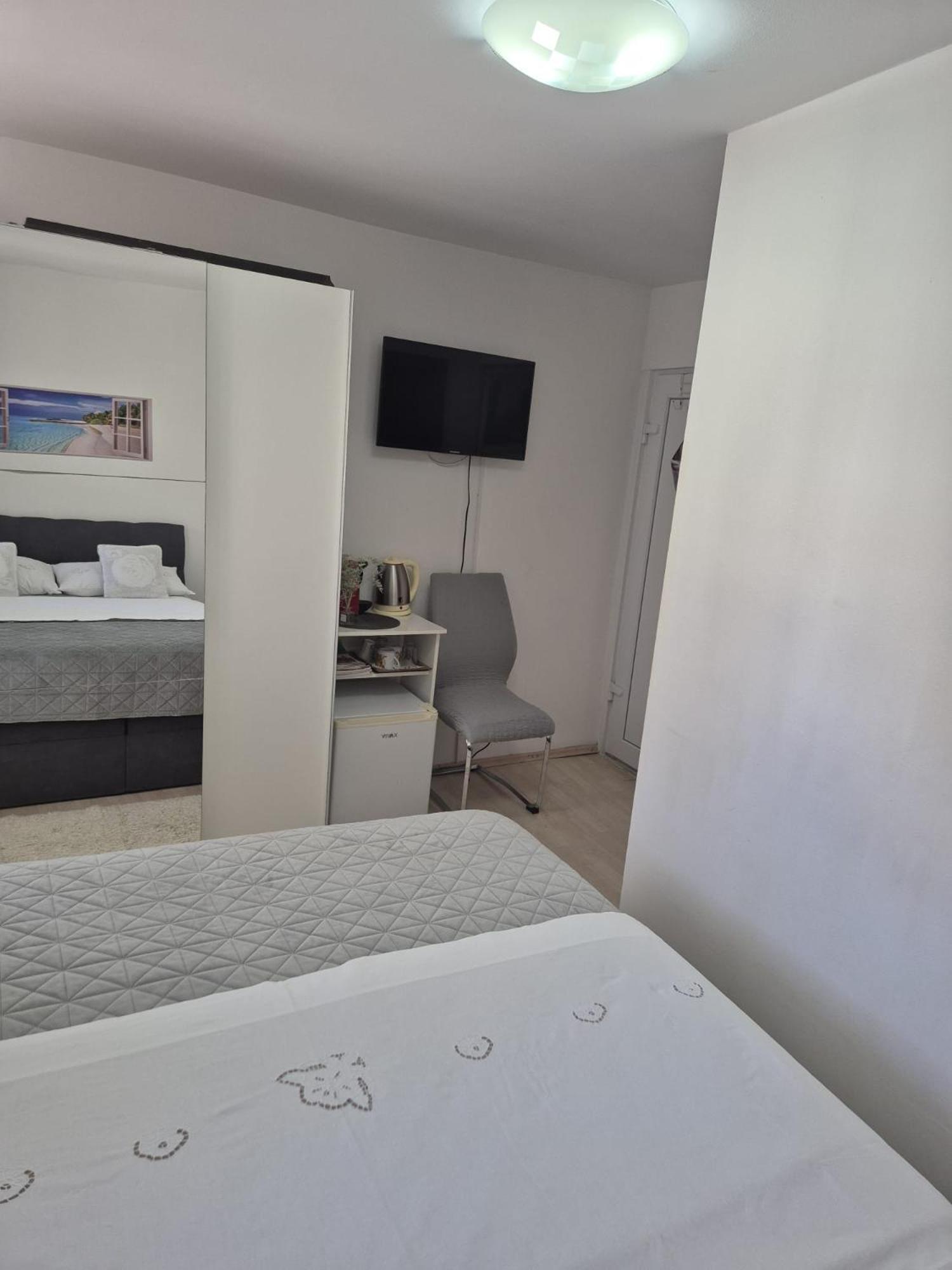 Room Near The Center Split Exterior foto