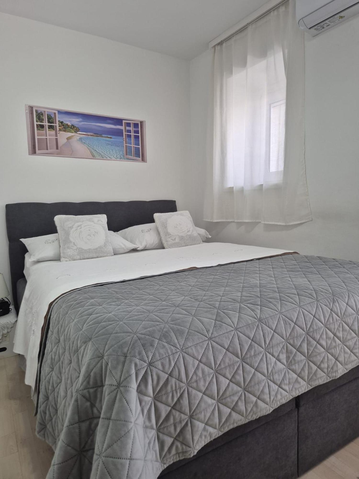 Room Near The Center Split Exterior foto