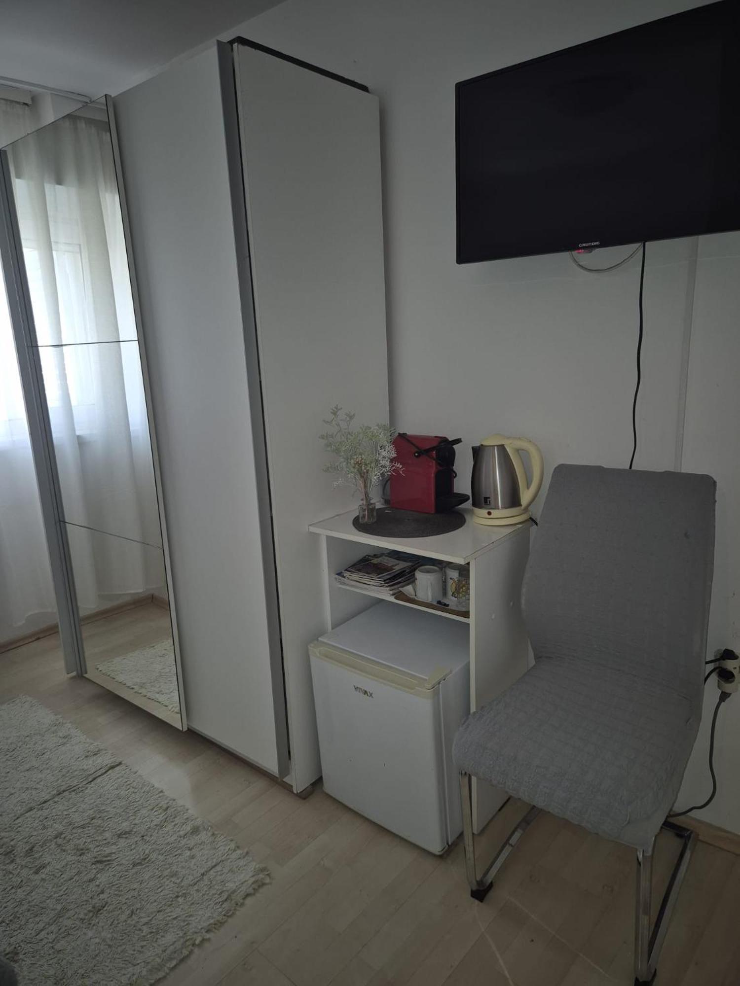Room Near The Center Split Exterior foto